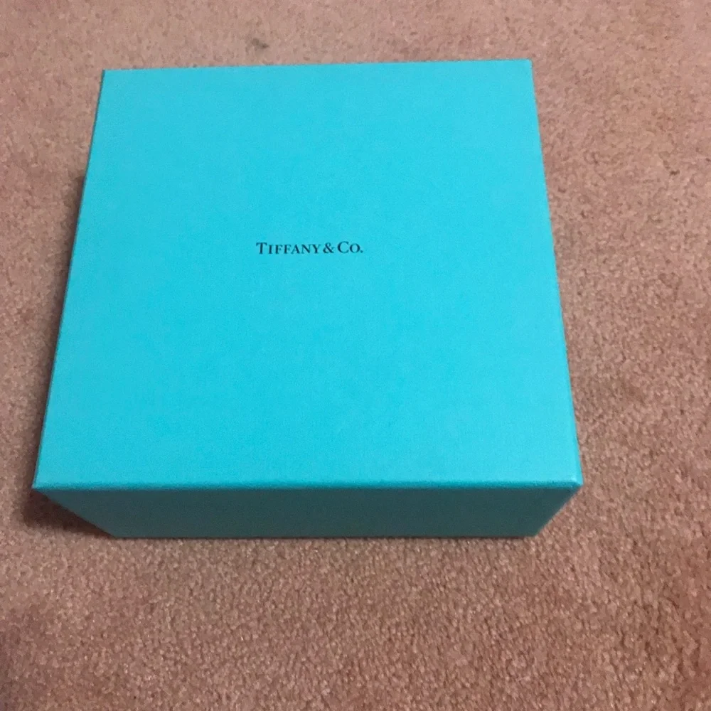 Tiffany box in very good condition plus a small bag of